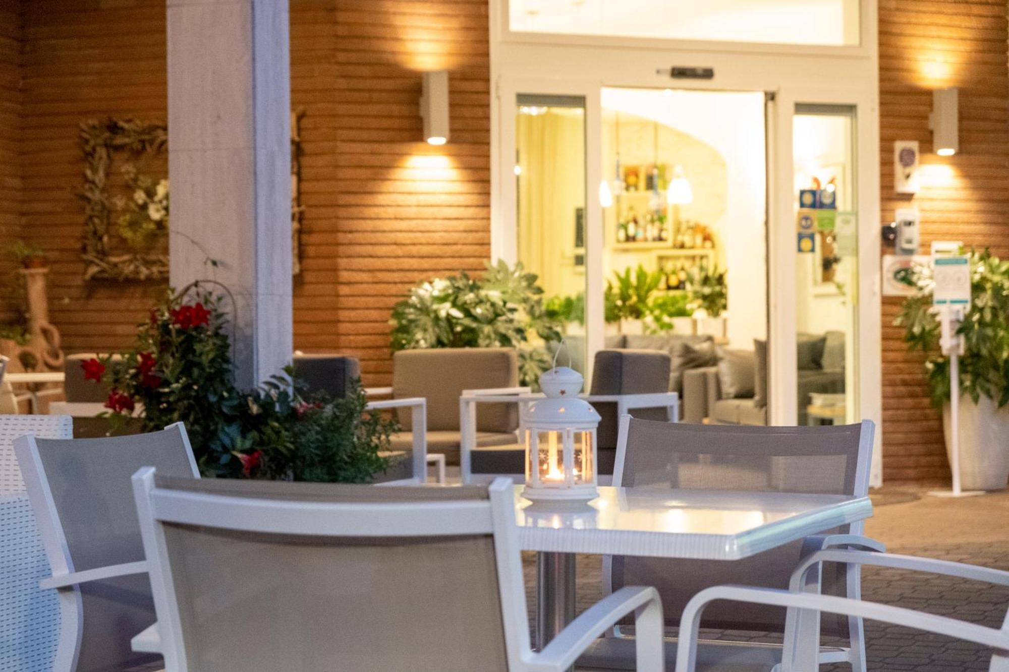 Hotel Orsa Maggiore Мілано-Маріттіма Екстер'єр фото