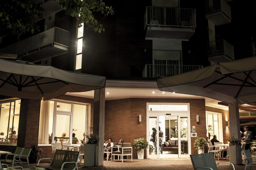 Hotel Orsa Maggiore Мілано-Маріттіма Екстер'єр фото